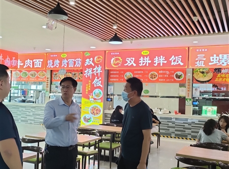 副校長深入食堂檢查指導，護航新生就餐“第一餐”