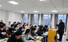 校長李海軍深入聯(lián)系班級、宿舍、課堂與學(xué)生談?chuàng)?dāng)、話成長